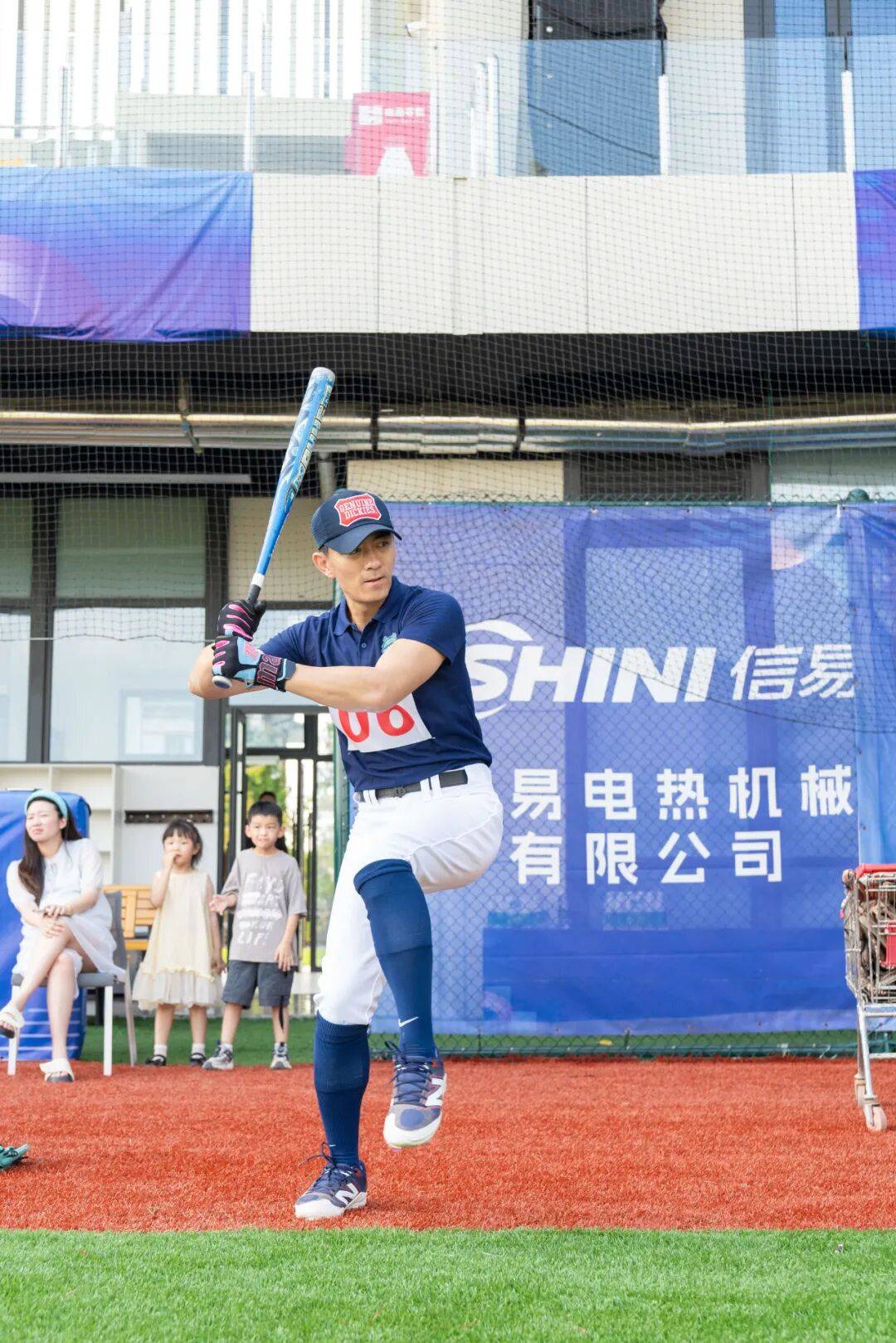 开云体育app-关于场面火爆！棒球观众席沸腾不已的信息