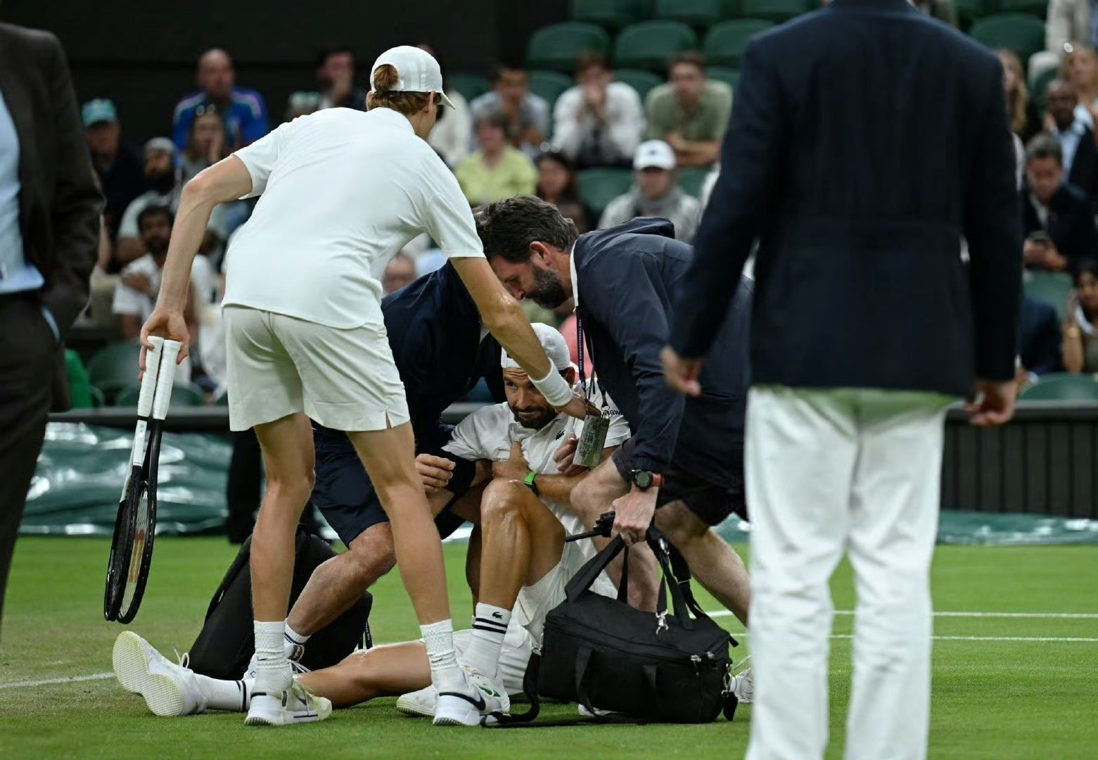 拉沃尔杯横扫温网,梅德韦杰夫点燃赛场的简单介绍 拉沃尔杯横扫温网,梅德韦杰夫点燃赛场的简单介绍