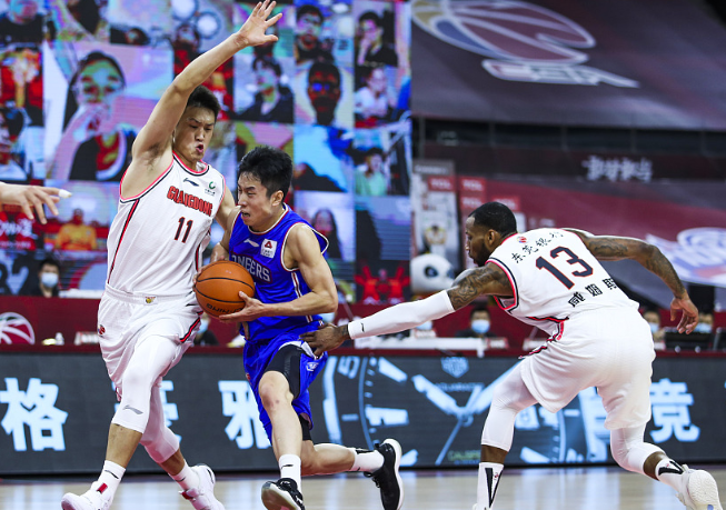 开云体育APP下载-76人鏖战福建队，易建联统治全场